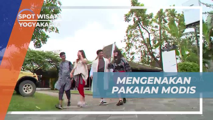 Mengenakan dan Memamerkan Busana Khas di Yogyakarta