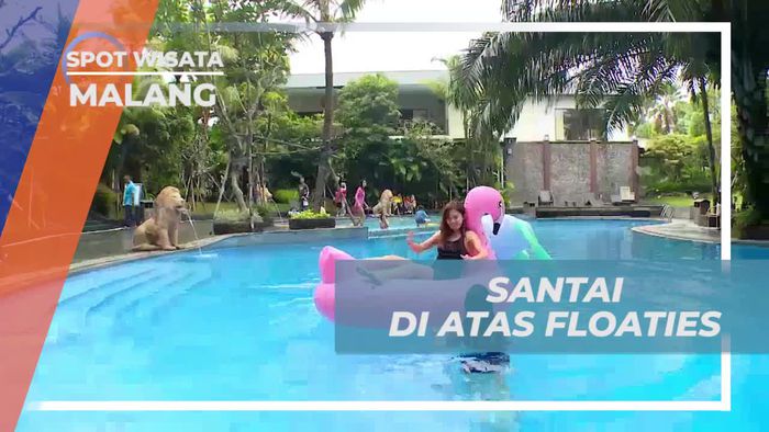 Bersantai di Atas Floaties di Kolam Hotel, Malang