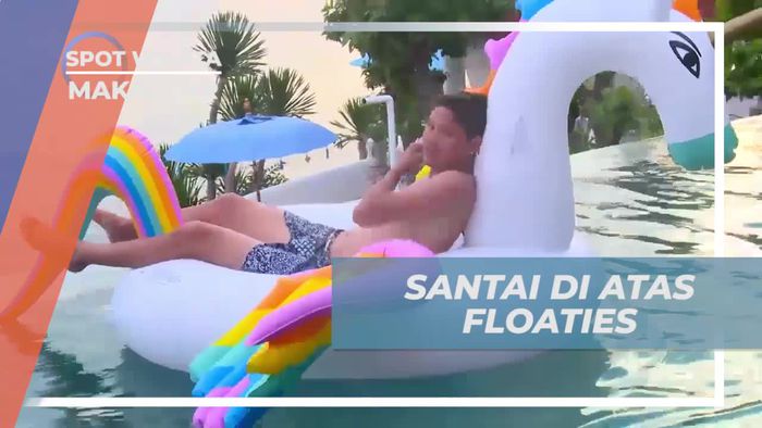 Bersantai di Atas Floaties dengan Panorama Laut Makassar