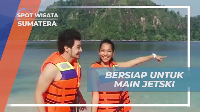 Bersiap Bermain Jetski di Lautan Tenang Sumatera dengan Pengaman Lengkap