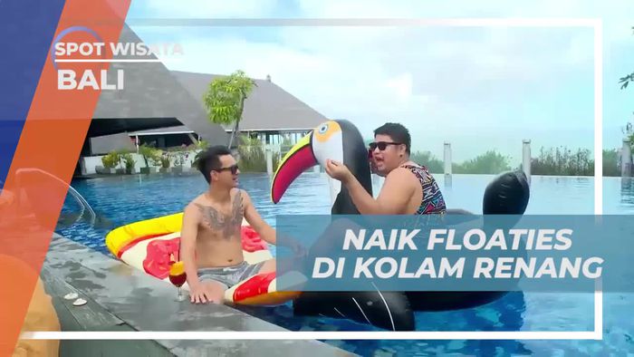Bersantai di Atas Floaties Sambil Menikmati Kolam Renang Bali