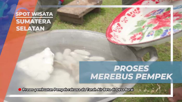 Merebus Adonan Pempek dan Menyaksikan Prosesnya di Desa Burai, Sumatera Selatan 