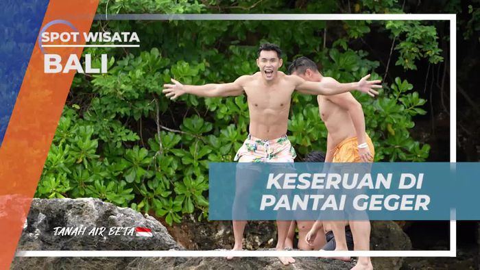 Menikmati Keseruan di Pantai Geger Bali dengan Bermain dan Melompat  