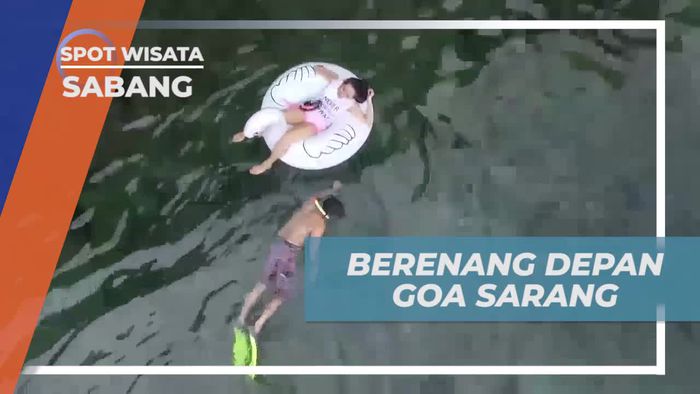 Berenang Depan Goa Sarang Menikmati Laut di Sabang