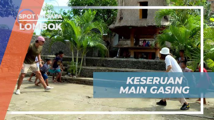 Bergembira Selagi Bermain Gasing Bersama Anak Lokal di Lombok