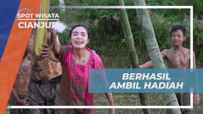 Berhasil Menggapai Hadiah dengan Semangat di Permainan Panjat Pohon Pisang di Cianjur  