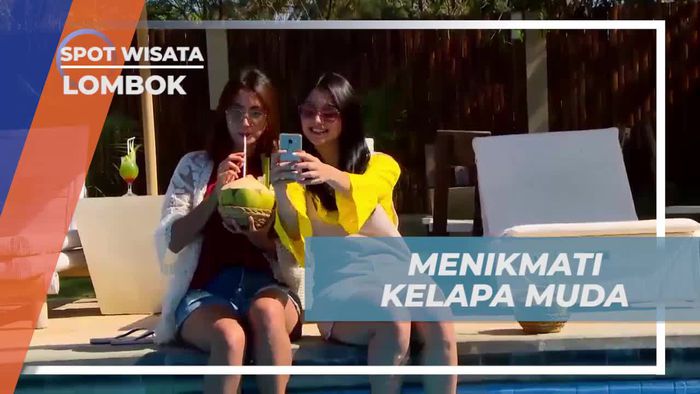 Menikmati Kelapa Muda di Pinggir Kolam Kaluku Resort, Lombok
