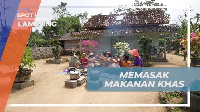 Memasak Kuliner Khas Botok Belut dan Nasi Sawut di Lampung