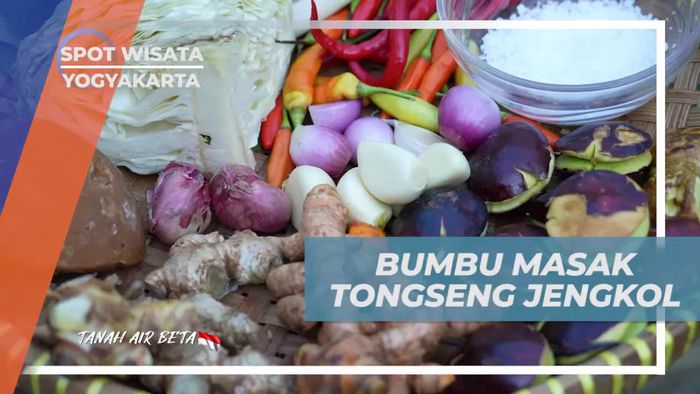 Mempersiapkan Bumbu Tongseng Jengkol di Desa Gunungkidul, Yogyakarta