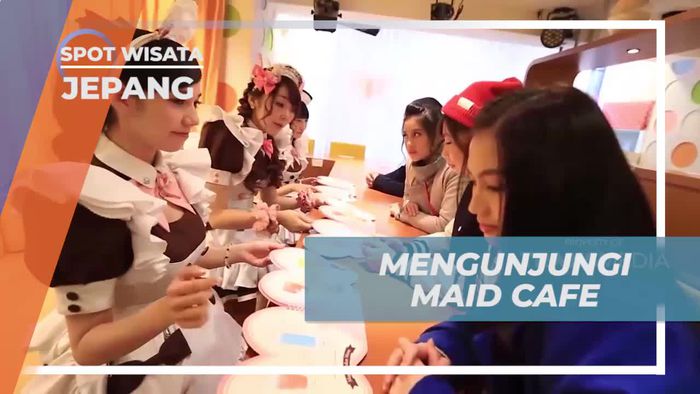Bersantai dan Menikmati Hidangan di Maid Cafe Jepang