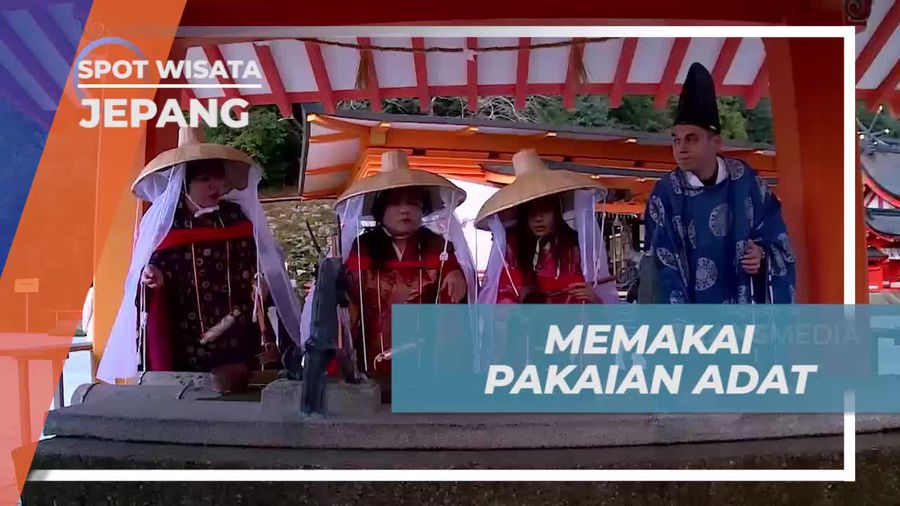 Memakai Pakaian Adat di Kuil Suci Wakayama