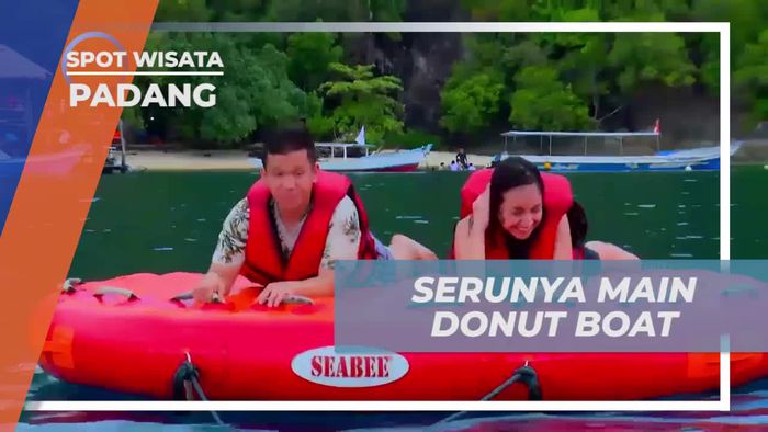 Serunya Bermain Donut Boat di Pantai Swarnadwipa, Padang