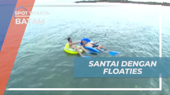 Bersantai dengan Floaties di Laut Pulau Ranoh, Batam