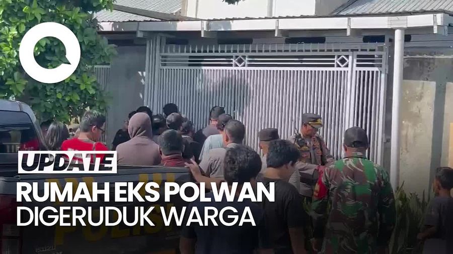Video: Polisi Evakuasi Eks Polwan Yuni Usai Rumahnya Digeruduk Warga