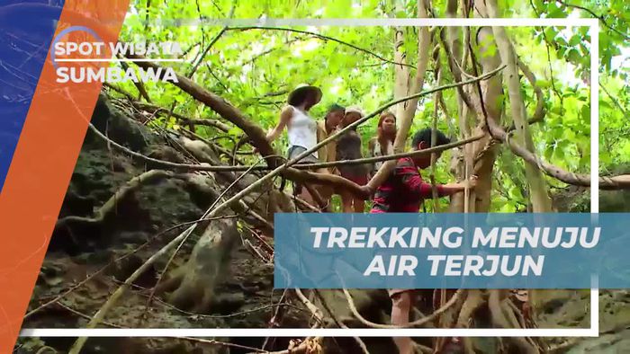Trekking Menuju Air Terjun Dwi Mbai di Pulau Moyo, Sumbawa