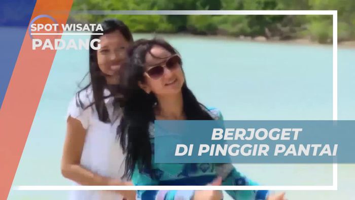 Berjoget di Pinggir Pantai sebelum Snorkeling di Pulau Marak, Padang