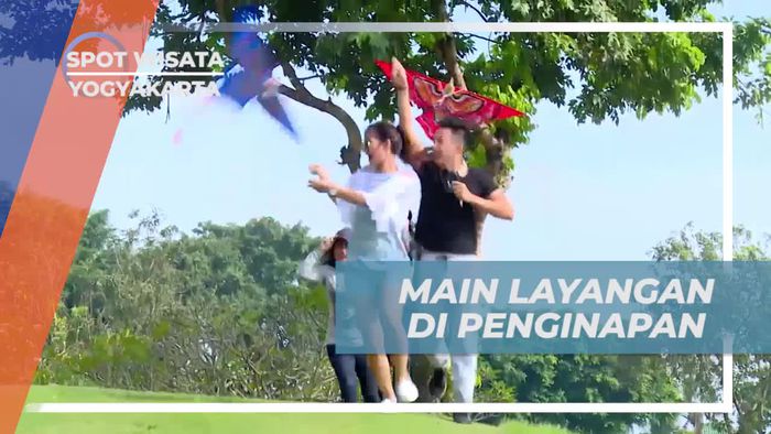 Menerbangkan Layang-Layang di Penginapan Hijau di Yogyakarta