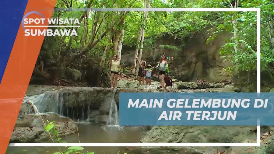 Bermain Gelembung di Air Terjun Dwi Mbai, Sumbawa