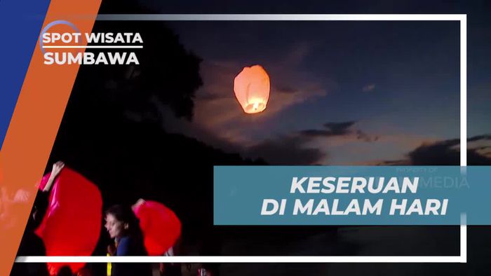 Menerbangkan Lampion di Malam Hari di Pulau Moyo, Sumbawa