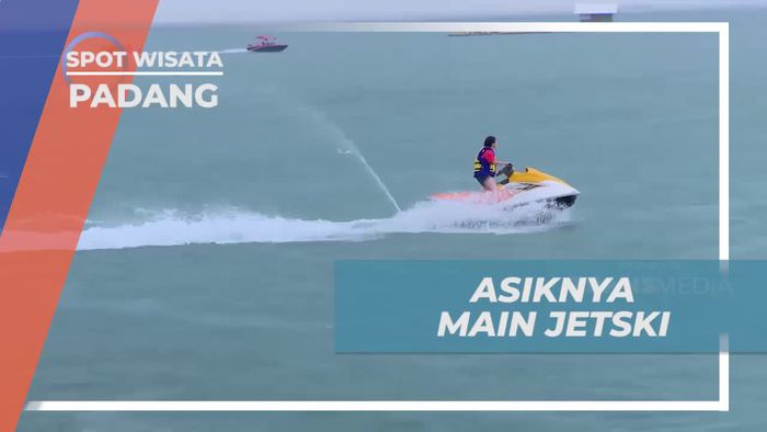 Bermain Jetski di Pantai Carocok, Padang