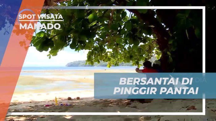 Nikmati Segarnya Kelapa Muda di Pinggir Pantai Manado
