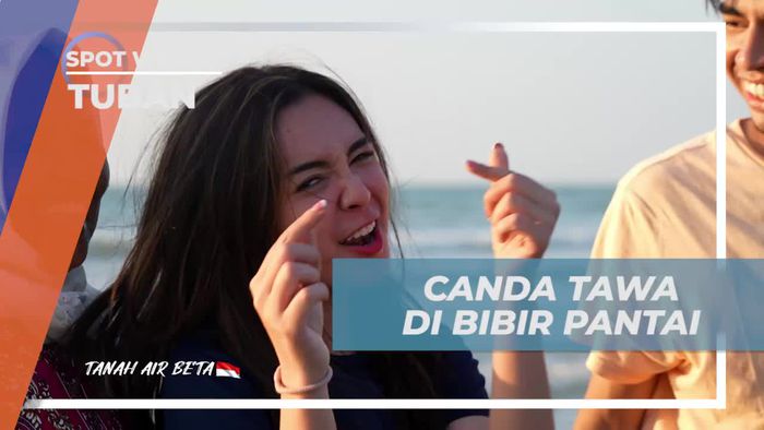 Bersenda Gurau dan Canda Tawa di Bibir Pantai Tuban