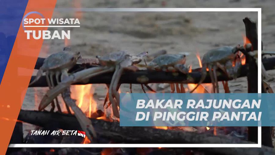 Serunya Bakar Rajungan di Pinggir Pantai Tuban