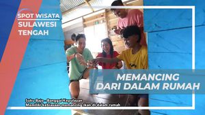 Mencoba Sensasi Memancing Dari Dalam Rumah Suku Bajo, Sulawesi Tengah