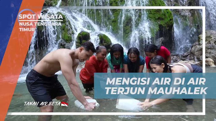 Mengisi Wadah dengan Air Jernih dari Air Terjun Mauhalek, Nusa Tenggara Timur