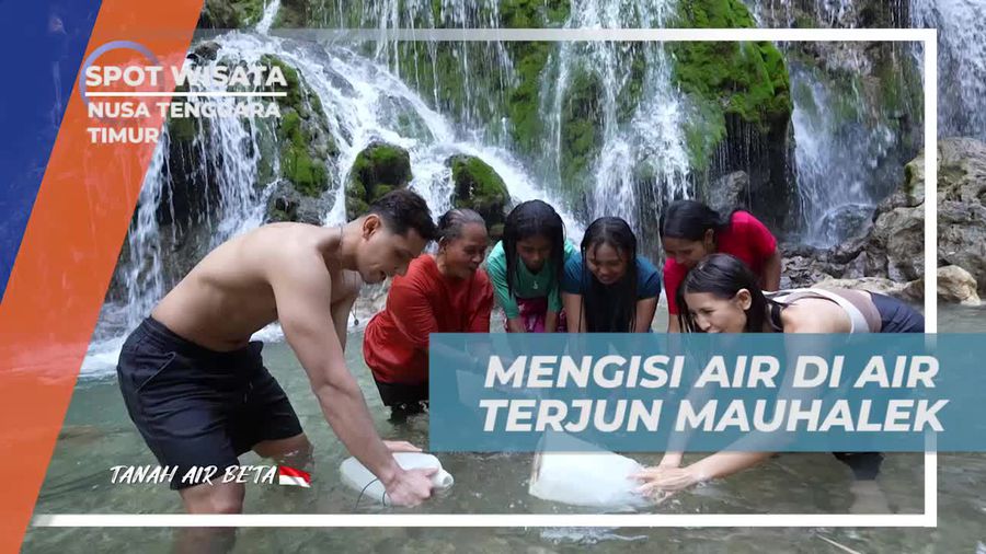 Mengisi Wadah dengan Air Jernih dari Air Terjun Mauhalek, Nusa Tenggara Timur