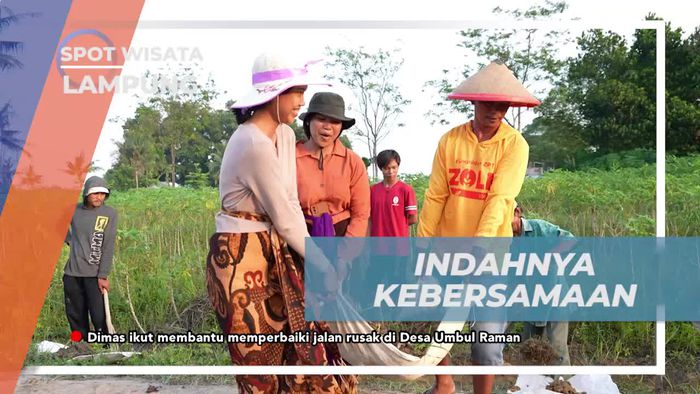 Bergotong-Royong Memperbaiki Jalan di Desa Umbul Raman, Lampung
