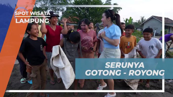 Bersenda Gurau Sambil Gotong-Royong di Desa Umbul Raman, Lampung
