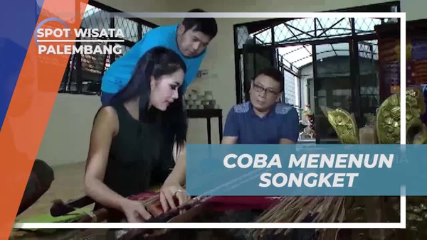 Menenun Sendiri Kain Songket di Palembang  