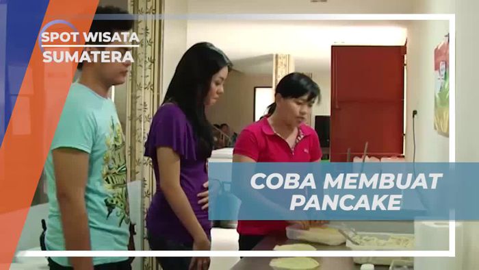 Membuat Pancake Durian di Tempat oleh-oleh di Sumatera Utara