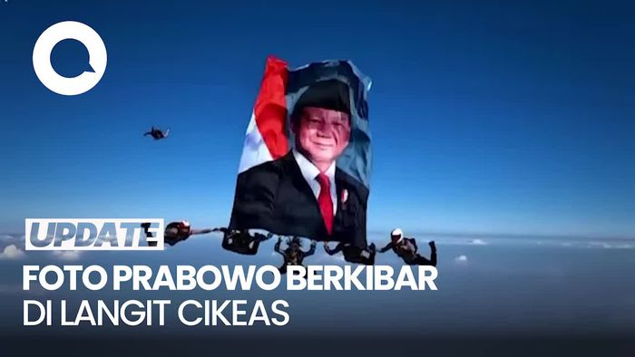 Video: Keren! Saat Foto Prabowo Dikibarkan Penerjun Payung Polri di Langit Cikeas