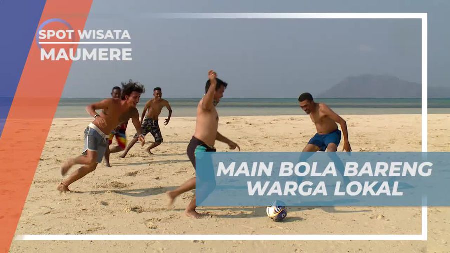 Bergabung dalam Permainan Bola Pantai Bersama Warga Pulau Pangabatang