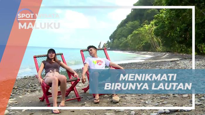 Menikmati Birunya Laut di Pantai Ambon, Maluku