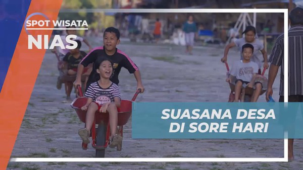 Bermain Seru Bersama Anak-Anak di Sore Hari Desa Bawomataluo, Nias