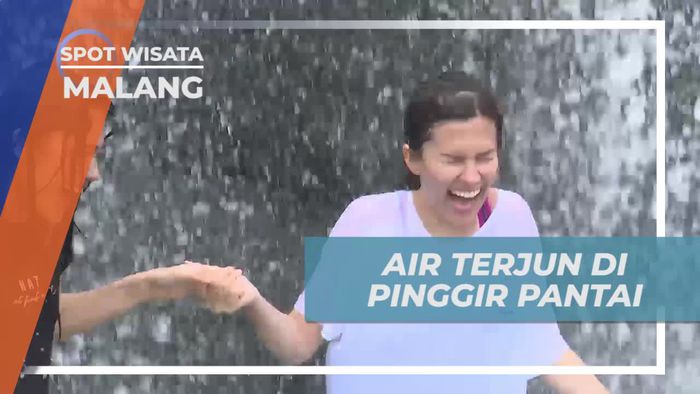 Berenang Menikmati Pasir Halus di Air Terjun Pantai Banyu Anjlok, Malang