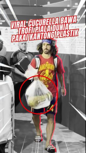 Video Kelakuan Nyeleneh Cucurella: Trofi Piala Dunia Dikresekin & Tato Wajah De La Fuente