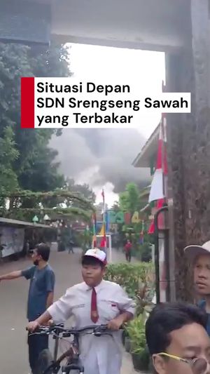 Video: SDN di Srengseng Sawah Jaksel Terbakar, Siswa Dievakuasi