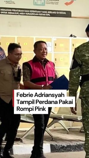 Video: Febrie Adriansyah Dibawa ke Kejagung,  Kini Berompi Pink-Diborgol