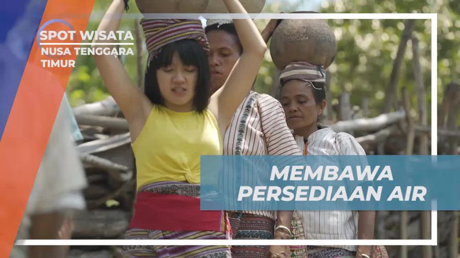 Bawa Air Bersama Warga Suku Boti dari Sumber Alam, Nusa Tenggara Timur