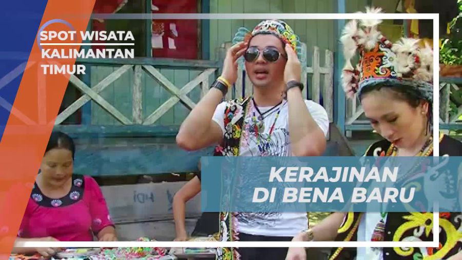 Membuat Kerajinan Tangan Khas Suku Dayak di Bena Baru, Kalimantan Timur