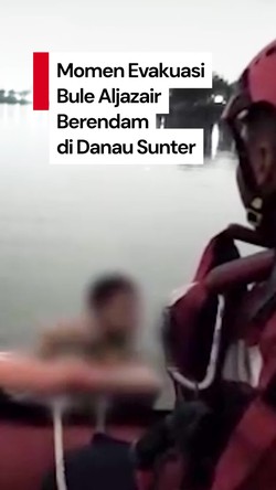 Video: Damkar Evakuasi Pria Aljazair yang Berendam di Danau Sunter