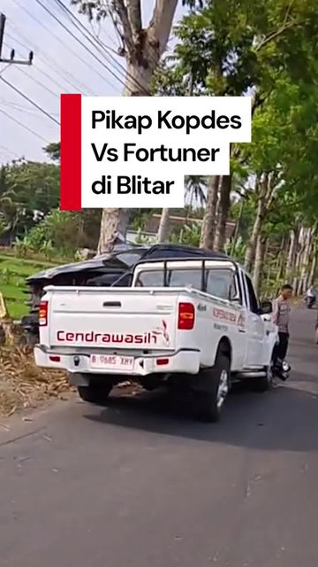 Video: Pikap Kopdes dan Fortuner Ringsek Usai Terlibat Kecelakaan di Blitar