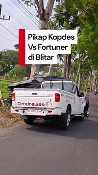 Video: Pikap Kopdes dan Fortuner Ringsek Usai Terlibat Kecelakaan di Blitar