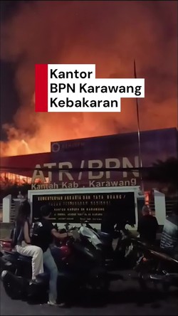 Video: Kantor BPN Karawang Terbakar, Warga Dengar Suara Ledakan