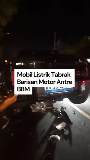  Video: Mobil Listrik Tabrak Atrean BBM di Jembrana, 8 Motor Ringsek
