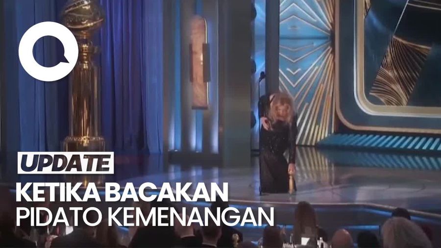 Saat Jennifer Coolidge Taruh Piala Golden Globe di Lantai Panggung